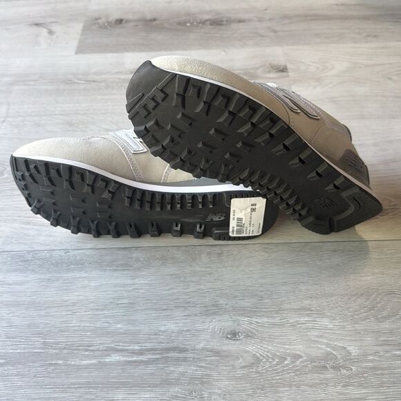 New balance Women's
574 Core grey/white‎ size 6.5 NWT in box - Picture 13 of 14